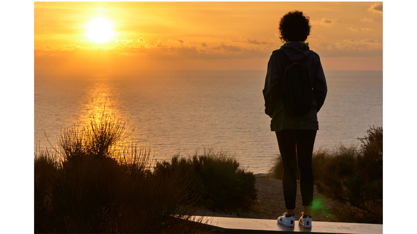 Frau von hinten mit Sonnenuntergang