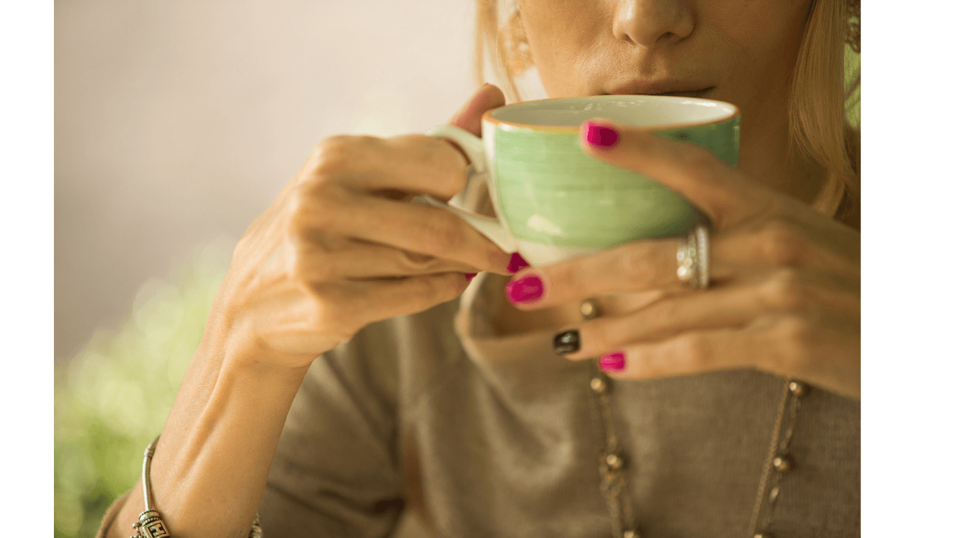 Frau mit Tasse in der Hand