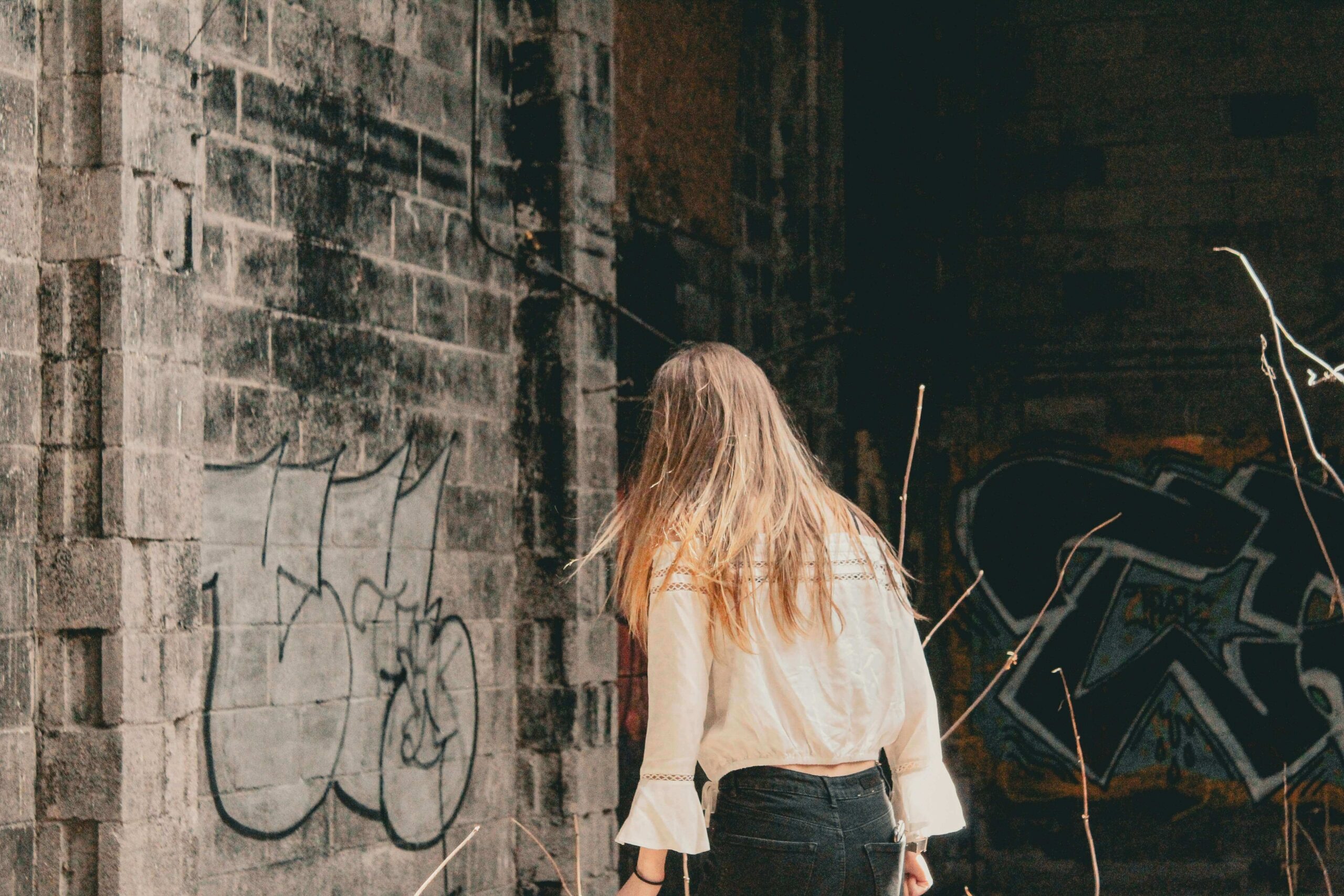 Frau vor Wand mit Graffiti