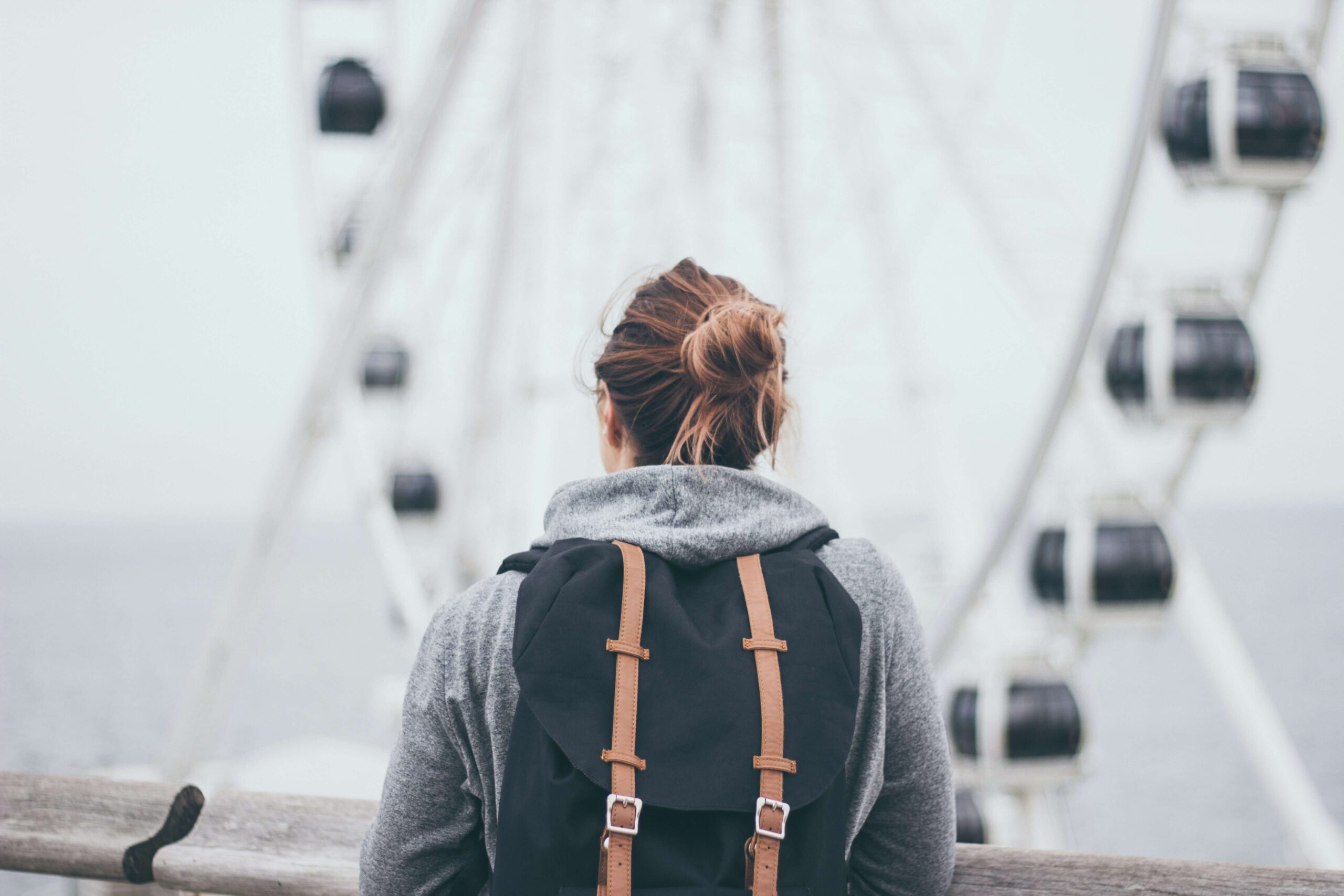 Frau vor Riesenrad